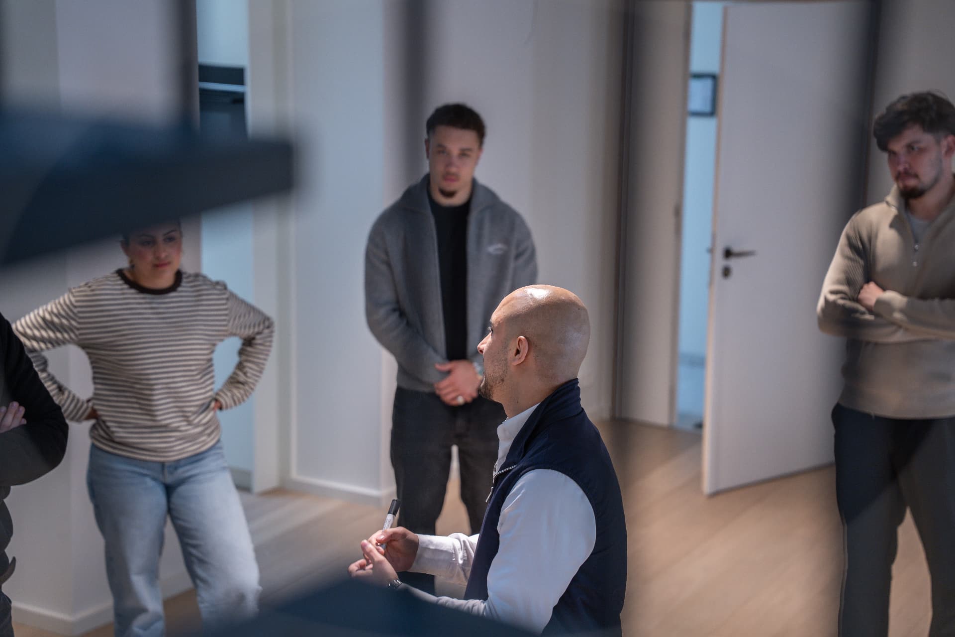 Een REALWISE-coach traint adviseurs op merk, aanbod en gesprekskwaliteit