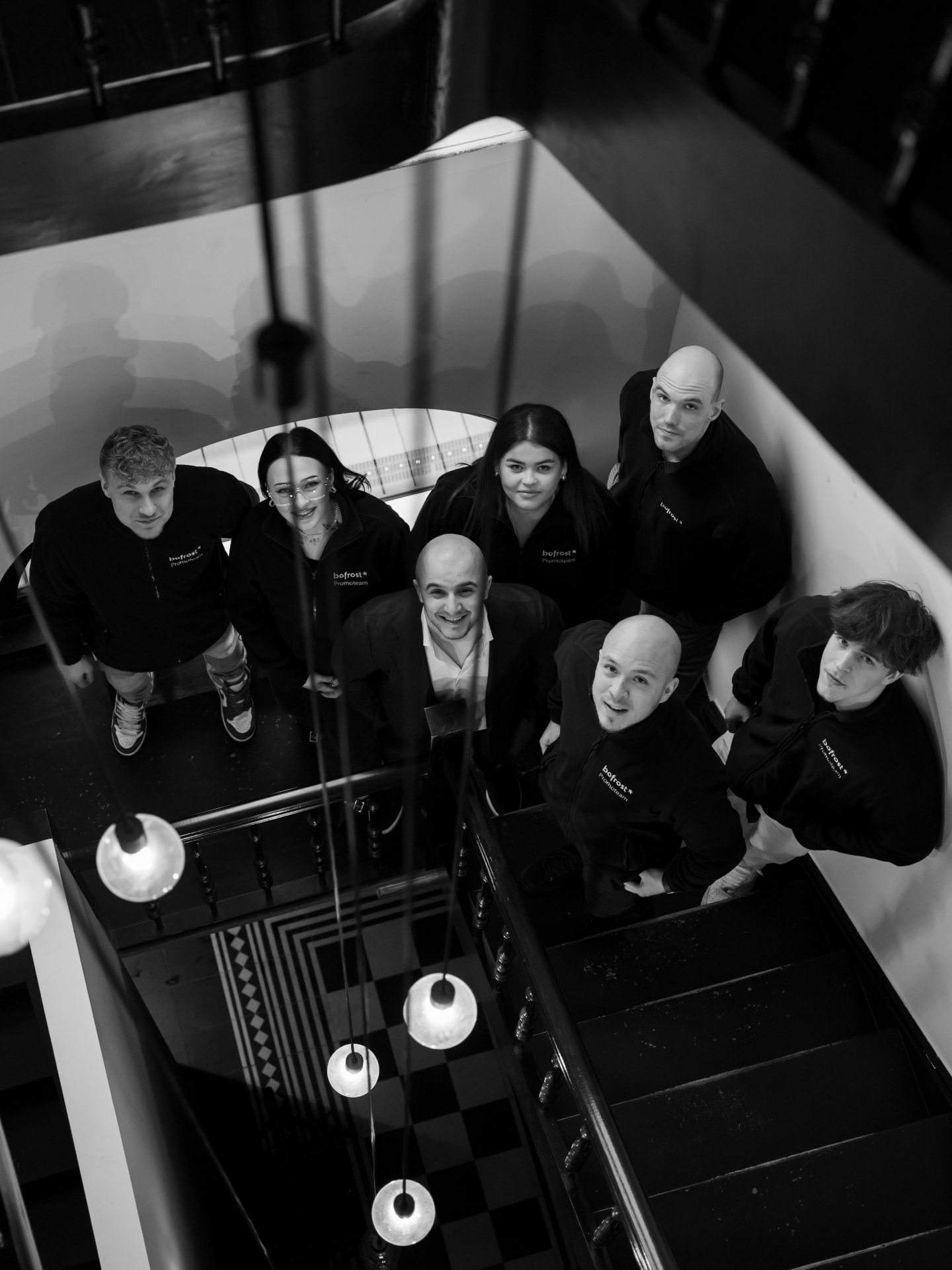 Het REALWISE-team in het trappenhuis van het kantoor